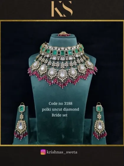 A beautiful combination of emerald green and ruby red tassels on our polki bridal set. This is for the bride who loves a pop of color.