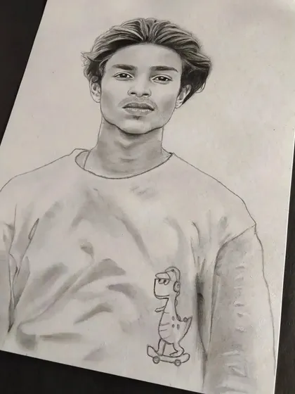 This is a commissioned artwork. I focus on the subtle details of facial structure and clothing to create a lifelike pencil drawing.