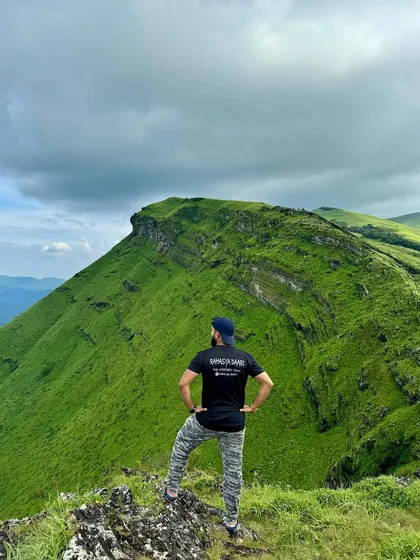 Posing at the edge of Z-point, with the magnificent green cliffs of Kemmangundi stretching out behind me.