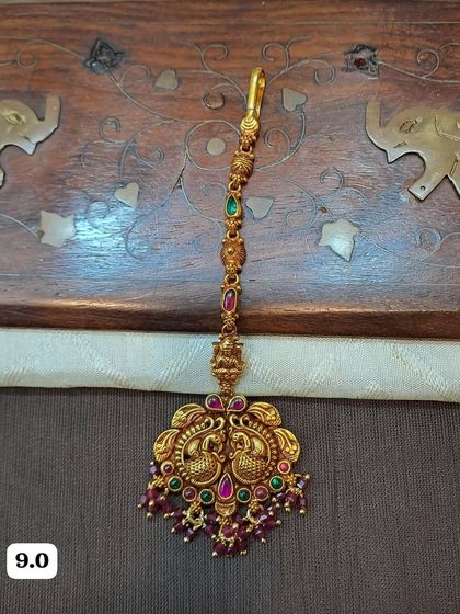 A delicate and lightweight maang tikka with a double peacock motif. Made from 92.5 silver with gold plating, it's perfect for those who prefer a more subtle hair accessory.