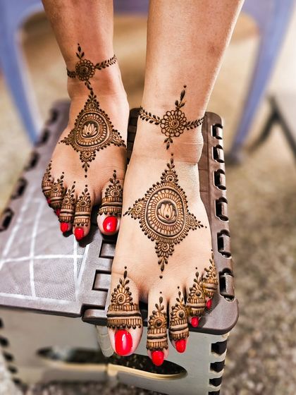 A beautiful mandala design for the feet, with the couple's initials hidden in the center.