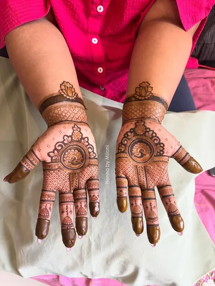 A simple yet elegant design with a central peacock motif. This is a classic choice for festivals or for guests at a wedding who want a traditional touch.