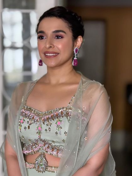 A soft, pastel look with a pop of pink on the eyes, perfect for a day event or brunch.