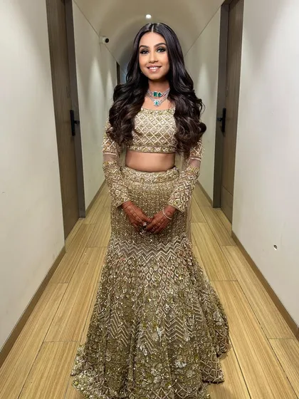 Classic, voluminous waves for a sangeet night. This is a go-to glamorous look that never fails to impress.