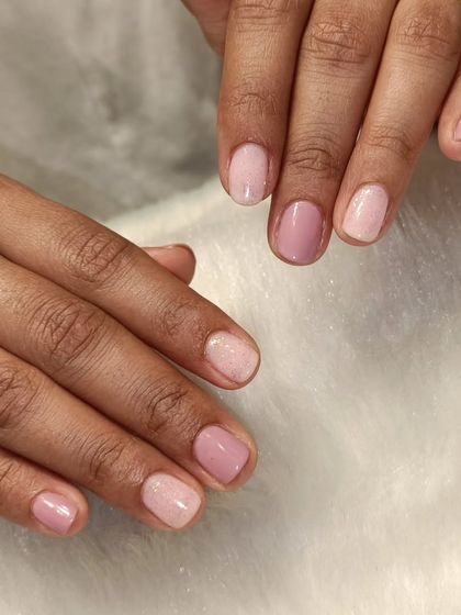 Minimalist but beautiful. This look features a simple gel polish on short, natural nails, alternating between two soft shades of pink for a subtle and clean manicure.