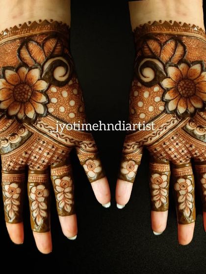 A symmetrical floral design on both hands, perfect for festivals and parties.