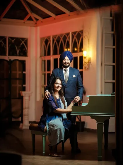 An elegant indoor pre-wedding portrait with a piano, creating a classic and sophisticated look.