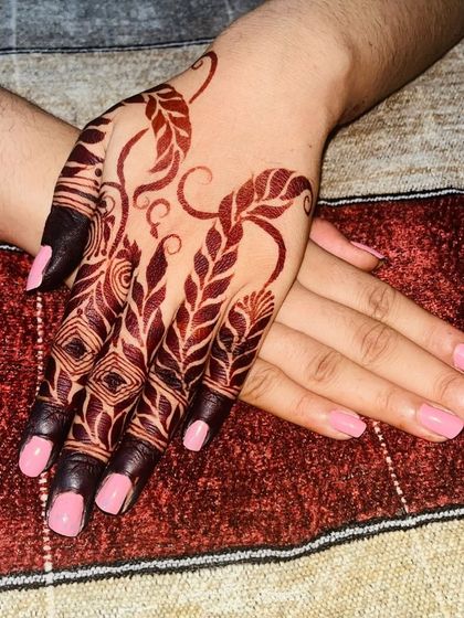 Another view of the stained leaf and vine design, showing how it elegantly wraps around the fingers and hand.