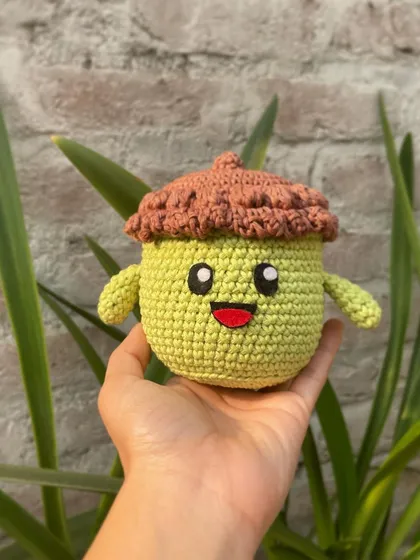 Here is a happy little Autumn Acorn character I crocheted. The amigurumi style gives it that cute, rounded shape, and the cheerful expression is hand-embroidered. It makes for a perfect little desk buddy or a unique gift.