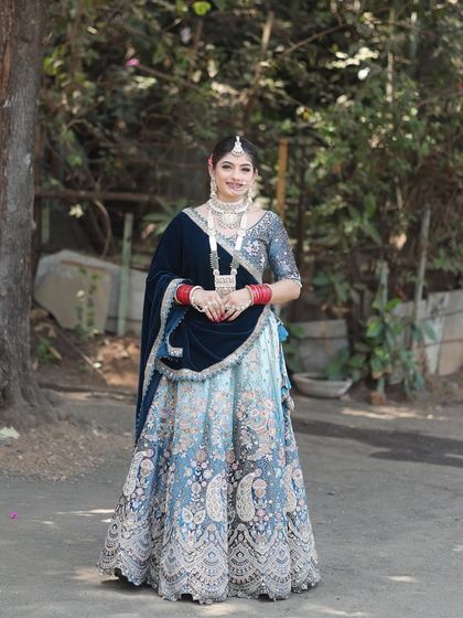 Unique caption for media id 197 describing the specific jewellery and look.