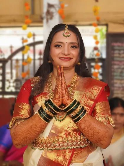 A beautiful portrait of my bride Pooh during her temple wedding. Her look is traditional and serene, with classic gold jewellery and a beautiful saree.