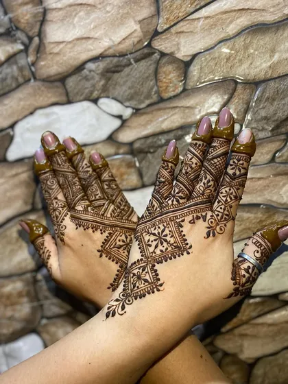 A symmetrical geometric design for a special occasion. The matching patterns on both hands create a sense of harmony and balance.
