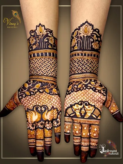 A striking design with high contrast. This symmetrical pattern features swans on the palms and lotus motifs on the wrists, woven together with intricate net-like patterns.