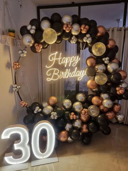 A full view of the elegant 30th birthday balloon ring.