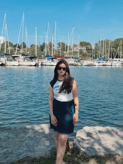 A direct-to-camera version of the marina outfit, offering a more engaging portrait.