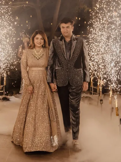 Madhushree’s grand reception entrance was pure magic. Her makeup was designed to be glamorous and long lasting, featuring a flawless base and defined eyes that sparkled under the lights and through the celebratory fireworks.