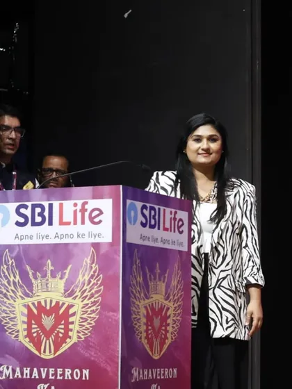 A poised shot at the SBI Life event. I can handle 5-hour long extravaganzas with over 200 awards single-handedly.