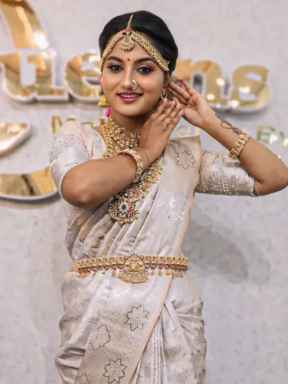 This bride is glowing in a complete Kempu jewellery set, featuring a matha patti, choker, and layered haram. I offer these full sets for rent to give you a cohesive bridal look.