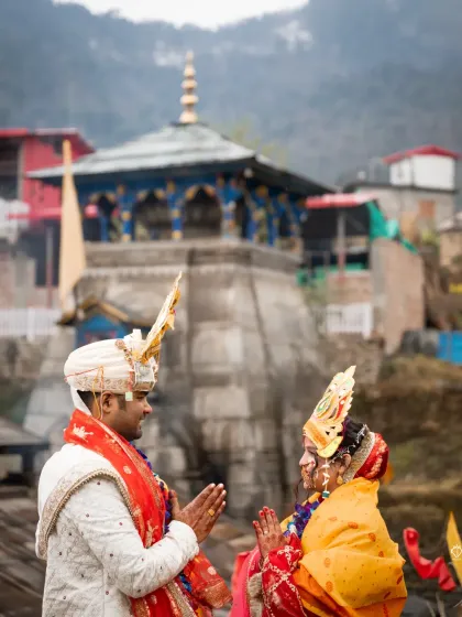 The couple offering prayers at the temple, a moment of shared faith and devotion at the start of their journey together.