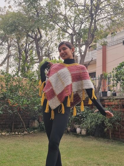 Just enjoying a moment in my garden, feeling cozy in my handmade poncho. It’s pieces like this that make me fall in love with crochet all over again.