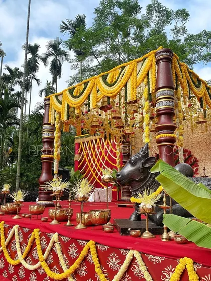 This was a truly special temple-inspired mandap. We used traditional elements like carved pillars, marigold garlands, brass lamps, and even a Nandi sculpture to create a space that felt both grand and deeply sacred.