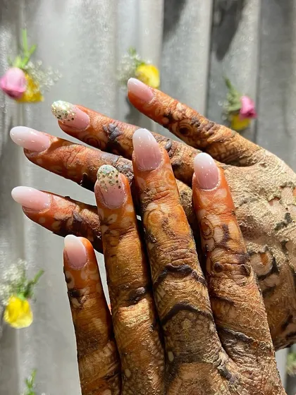 This is an inbuilt acrylic ombré set, creating a soft, milky transition that looks incredibly classy. The subtle glitter on the ring finger makes it a perfect choice for a bride or any special occasion.