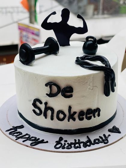 A half-kilogram fitness-themed cake with a "De Shokeen" message.