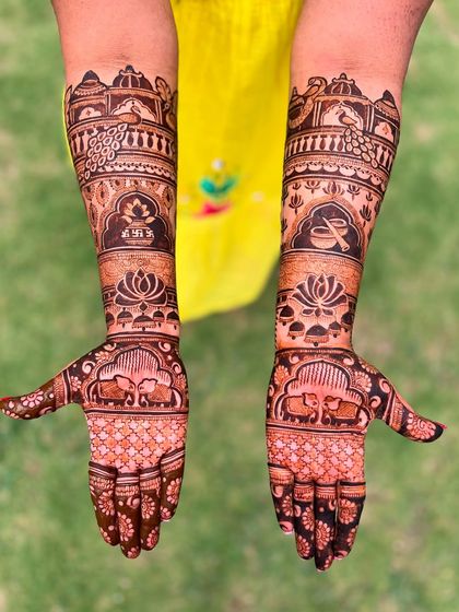 Another angle of this luxurious design, showing the beautiful symmetry and the richness of the patterns that cover the hands and arms.