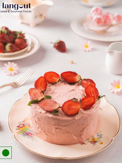 Fluffy, creamy, and berry dreamy. Our Strawberry and Cream bento cake is a timeless classic, perfect for any celebration that calls for a light and fruity dessert.