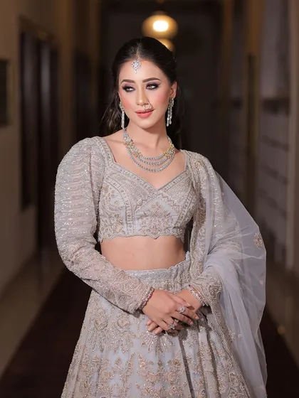 A look that leaves everyone in awe. The soft, elegant makeup with a touch of shimmer was the perfect choice for her engagement party.