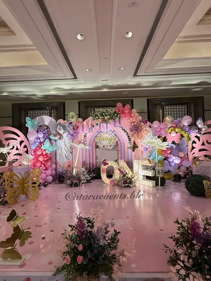 A first birthday that gives you wings! This grand butterfly-themed stage is a perfect example of how I blend large-scale structures, soft florals, and custom lighting to create a truly magical and photo-ready centerpiece for your event.
