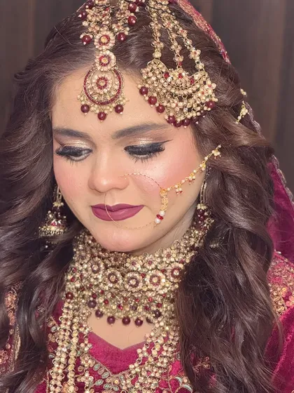 This bride is wearing a traditional nath, which we carefully placed. Her makeup features a soft glam eye with a defined liner and a beautiful matte lip, perfect for her Nikkah day.