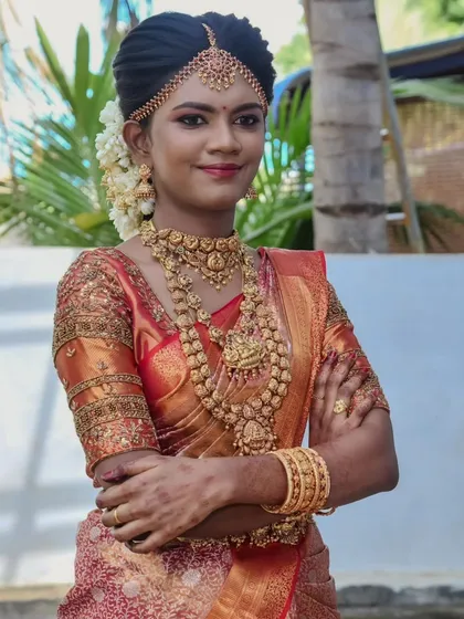 Another beautiful shot of Swapna's muhurtham makeover. Her skin looks flawless, and the traditional attire makes her look like a queen.