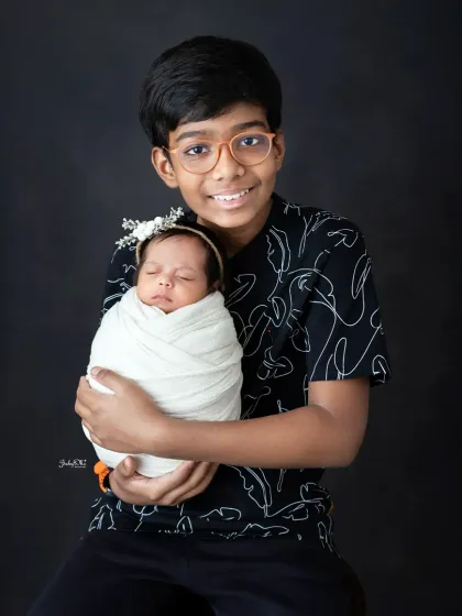 Capturing the first moments between siblings is one of my favorite things. The bond between a big brother and his new baby sister is just too precious.
