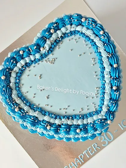 A top-down view of the vintage heart cake, highlighting the precise and beautiful piping that defines this timeless style.