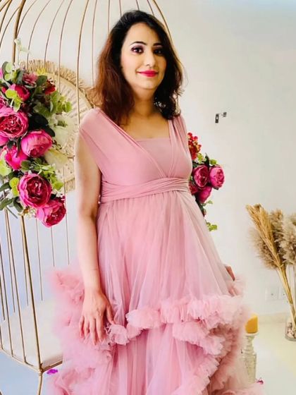 A soft and dreamy look with a pop of smokey pink. This makeup style is perfect for capturing the gentle beauty of motherhood.