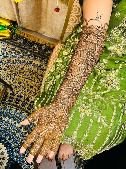 Another angle of this stunning Indian bridal mehendi. The patterns are dense and the coverage is flawless.