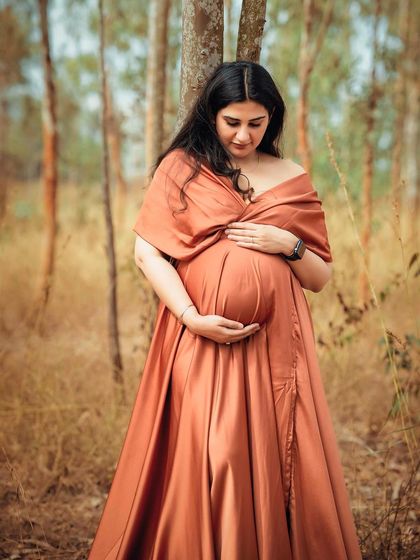 A quiet moment of connection with her baby, surrounded by the beauty of nature. This outdoor portrait is both peaceful and powerful.