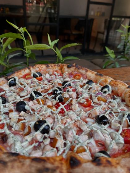 Another look at our "no drama" smoked chicken pizza, because it deserves a second glance.