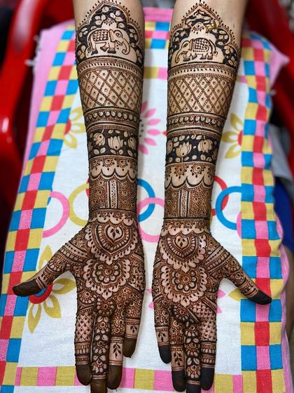 A classic design featuring elephant motifs at the top of the arms, with the rest of the design filled with lotus patterns and traditional jaali work.