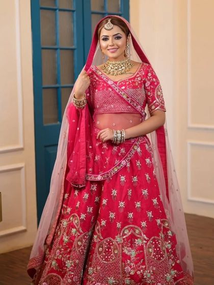 A complete bridal look featuring a heavy, gold-plated Kundan necklace, haath phool, and maang tikka, all available for rent.