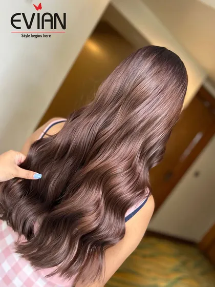 The shine on this hair is incredible. This is the result of using high-quality color like L'Oréal INOA, which leaves the hair feeling conditioned and looking glossy.