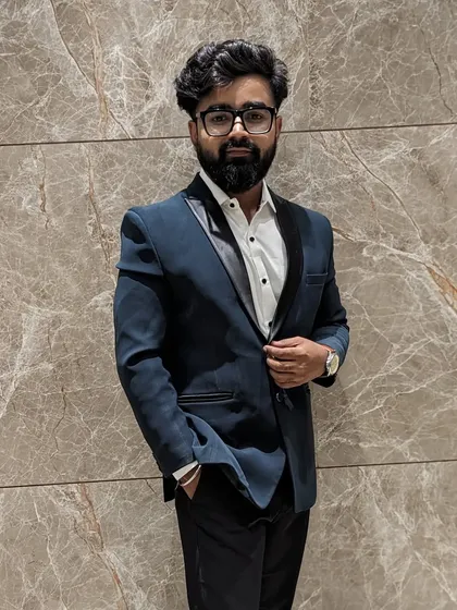 A classic look for a classic performance. Ready to take the stage.