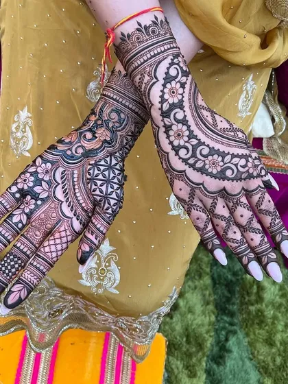 A beautiful design for the back of the hands, with a mix of floral and geometric patterns.