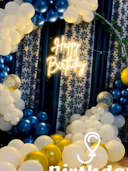 A classic and clean design for a home celebration. This balloon ring uses a bold royal blue and white color scheme with pops of gold, perfectly framing the neon sign against a dark curtain.