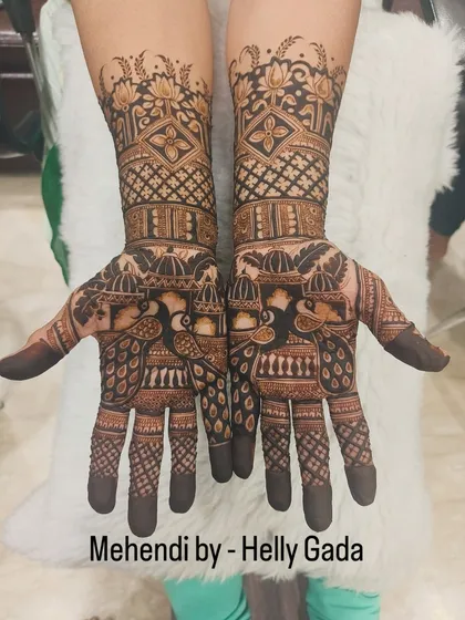 Elegance in every curve, grace in every feather. This full-hand design is dedicated to the peacock, with the birds featured prominently on the palms and intricate feather details on the fingers.