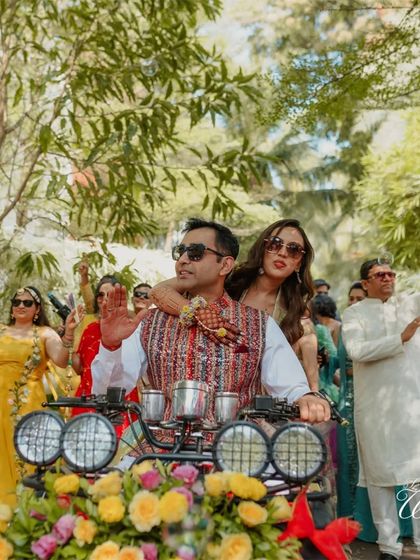 A cool shot of the couple enjoying their grand entrance. Sunglasses on, surrounded by their crew, they brought a movie-star vibe to their Haldi.