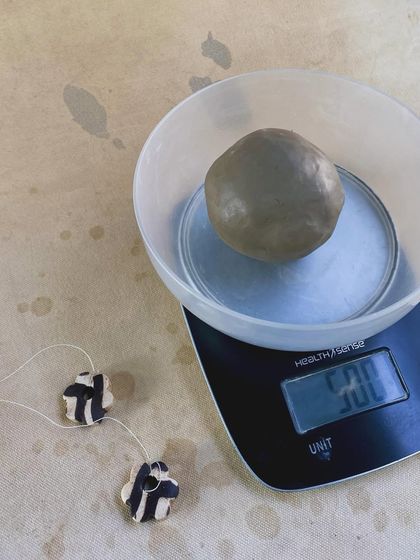 We start with the basics. In our Level 1 course, we set clear goals, like learning to pull an even-walled cylinder from a 500g ball of clay. This foundational skill is the key to all future throwing.