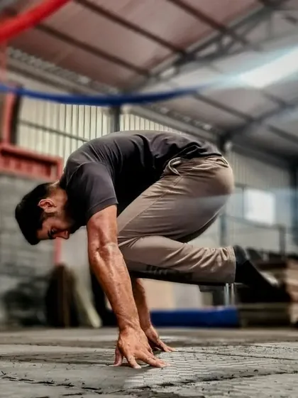 The tuck planche is a fundamental step towards mastering straight-arm strength. This position requires serious core compression and shoulder strength, and it’s a milestone that feels incredible to unlock.
