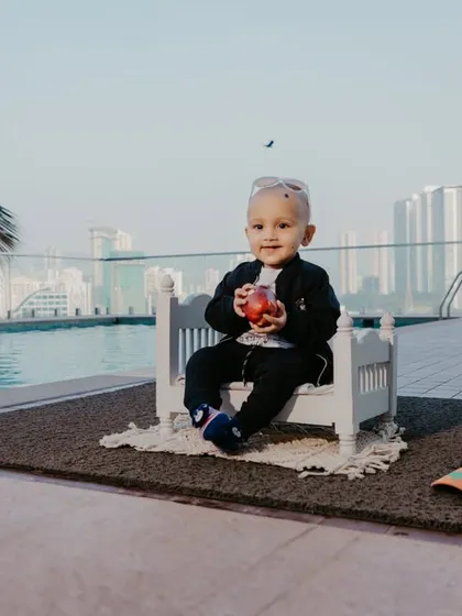 A modern portrait with a stunning backdrop. This poolside session in Mumbai showcases how I can use unique locations to create contemporary and stylish kids' photos.